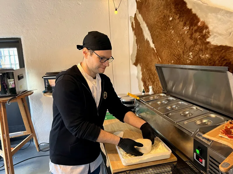 Klaus Kastler am mobilen Pizzaofen