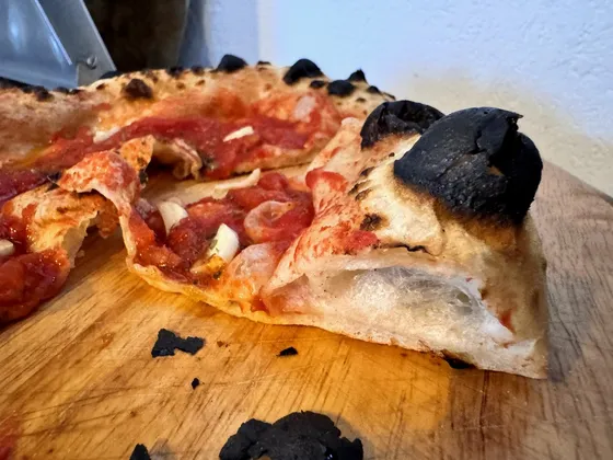 Neapolitanische Pizza, frisch geschnitten