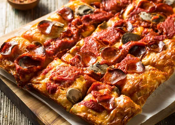 Römische Pizza in Teglia, al Taglio in Stücke geschnitten