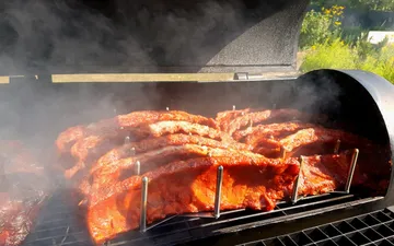 Ribs am Drehspieß über Glut