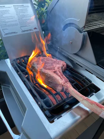 Steak direkt über der Flamme