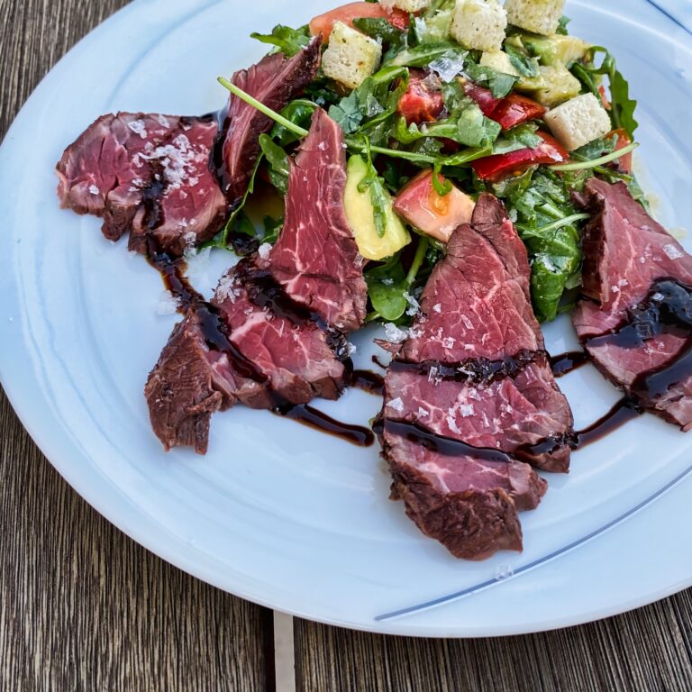 Onglet auf Avocado Salat